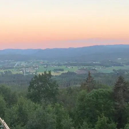 Enkel Sjarmerende Tommerhytte Med Unik Utsikt 5 Min Unna Sommerland I Bo Semesterbostad Eikja
